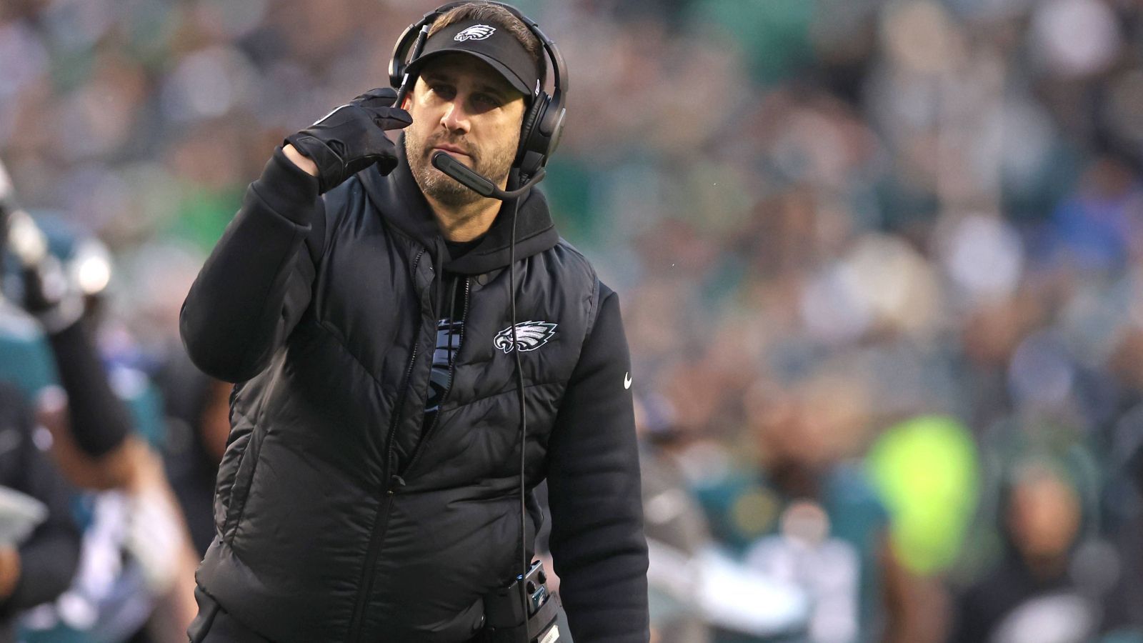 
                <strong>Die Verschrobenheit von Nick Sirianni</strong><br>
                Im Volksmund könnte man sagen, dass Eagles Head Coach Nick Sirianni ganz schön einen an der Waffel hat. Ob er an der Seitenlinie jubelt, als hätte er gerade im Lotto gewonnen oder bei den Presserunden rumscherzt. Langweilige Pressekonferenzen gibt es seit der Anstellung von Sirianni nicht mehr. Er ist einer dieser Typen, die die Liga hat und braucht.
              