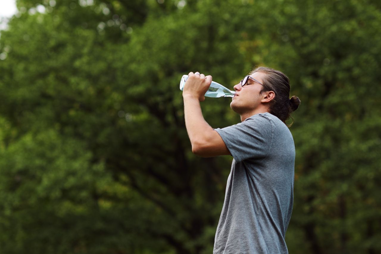 Спортсмен пьет воду. Вода для спортсменов. Sportsman drinking Water. Edwin Outwater.