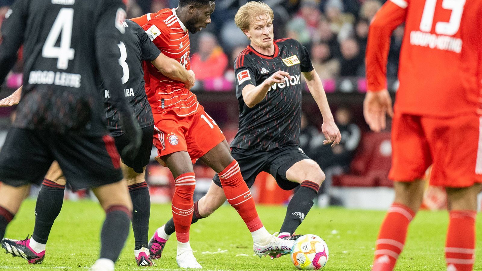 
                <strong>Morten Thorsby (Union Berlin)</strong><br>
                Im Mittelfeld darf Morten Thorsby statt Jannik Haberer von Beginn an ran. Nach gut einer halben Stunde sieht er nach einem taktischen Foulspiel gegen Musiala die Gelbe Karte – sinnbildlich, denn er ist auch sonst öfter mal einen Schritt hinter dem Geschehen hinterher. ran-Note: 4
              