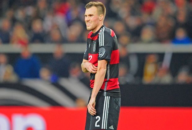 
                <strong>Platz 17: Kevin Großkreutz (4,3 Mio.)</strong><br>
                Trotz des berühmt-berüchtigten Dönerwurfs und weiteren Eskapaden landet der Dortmunder auf Rang 17. Bastian Schweinsteiger lobte den Allrounder kurz vor dem WM-Finale via Twitter: "Danke für eine tolle Zeit ohne Eskapaden. V.a. Dir, Kevin! ;-)"
              