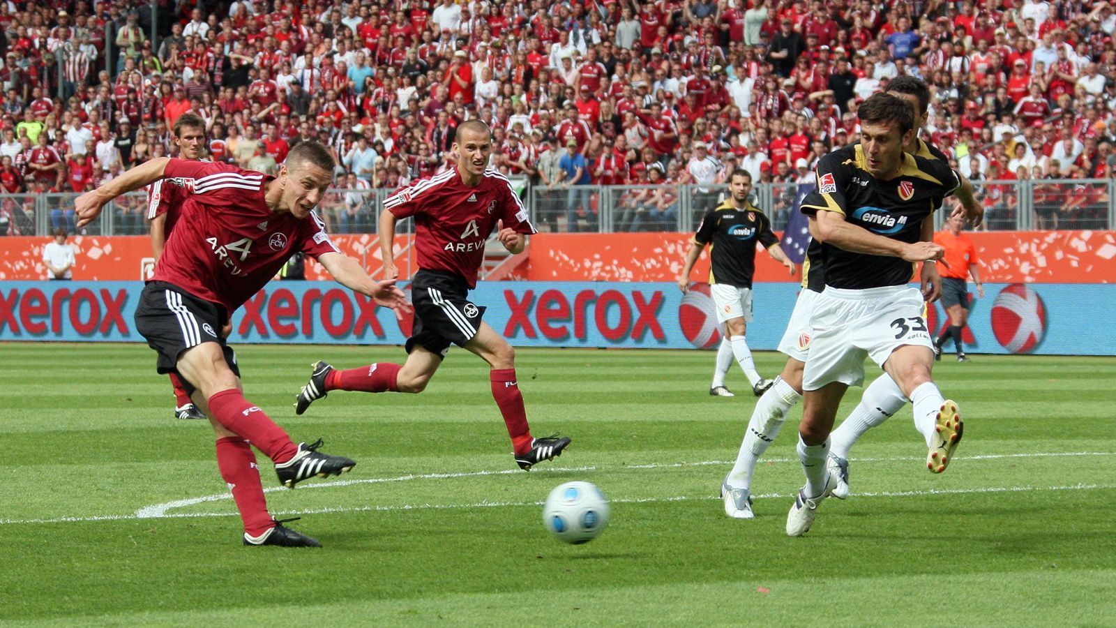 <strong>2009: 1. FC Nürnberg vs. Energie Cottbus</strong><br>
                Im ersten Relegations-Duell seit der Wiedereinführung nutzten die Nürnberger um Marek Mintal als Zweitligist ihre Chance. Mit zwei Siegen (3:0, 2:0) gegen Energie Cottbus machte der "Club" den Aufstieg in die Bundesliga perfekt.