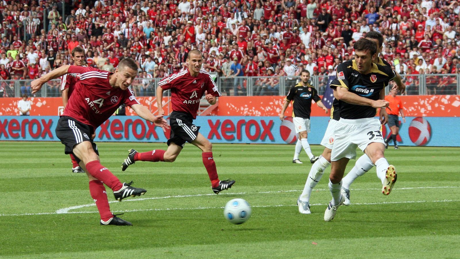 
                <strong>2009: 1. FC Nürnberg vs. Energie Cottbus</strong><br>
                Im ersten Relegations-Duell seit der Wiedereinführung nutzten die Nürnberger als Zweitligist ihre Chance bravourös. Mit zwei souveränen Siegen (3:0, 2:0) machte der "Club" nach der Saison 2008/2009 den Aufstieg perfekt. Es war gleichzeitig das Ende einer Ära und der Beginn eines dramatischen Abstiegs: Energie Cottbus stürzte bis in die Regionalliga Nordost ab. Gegen die SpVgg Unterhaching haben die Cottbuser nun die Chance, immerhin in die 3. Liga zurückzukehren.
              