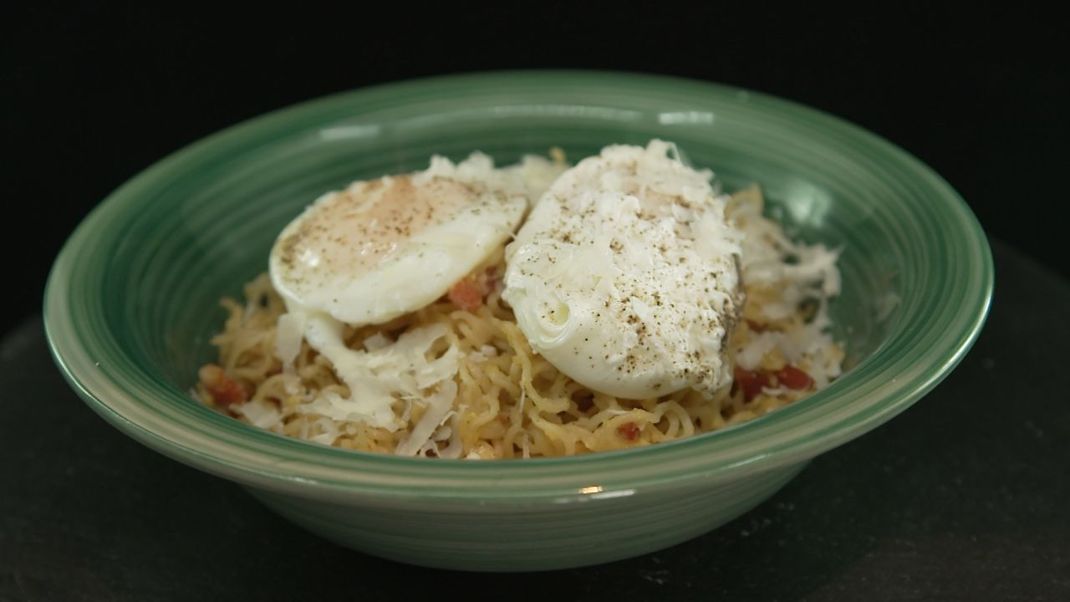 Japan trifft auf den italienischen Klassiker: Ramen-Nudeln mit Carbonara-Soße.