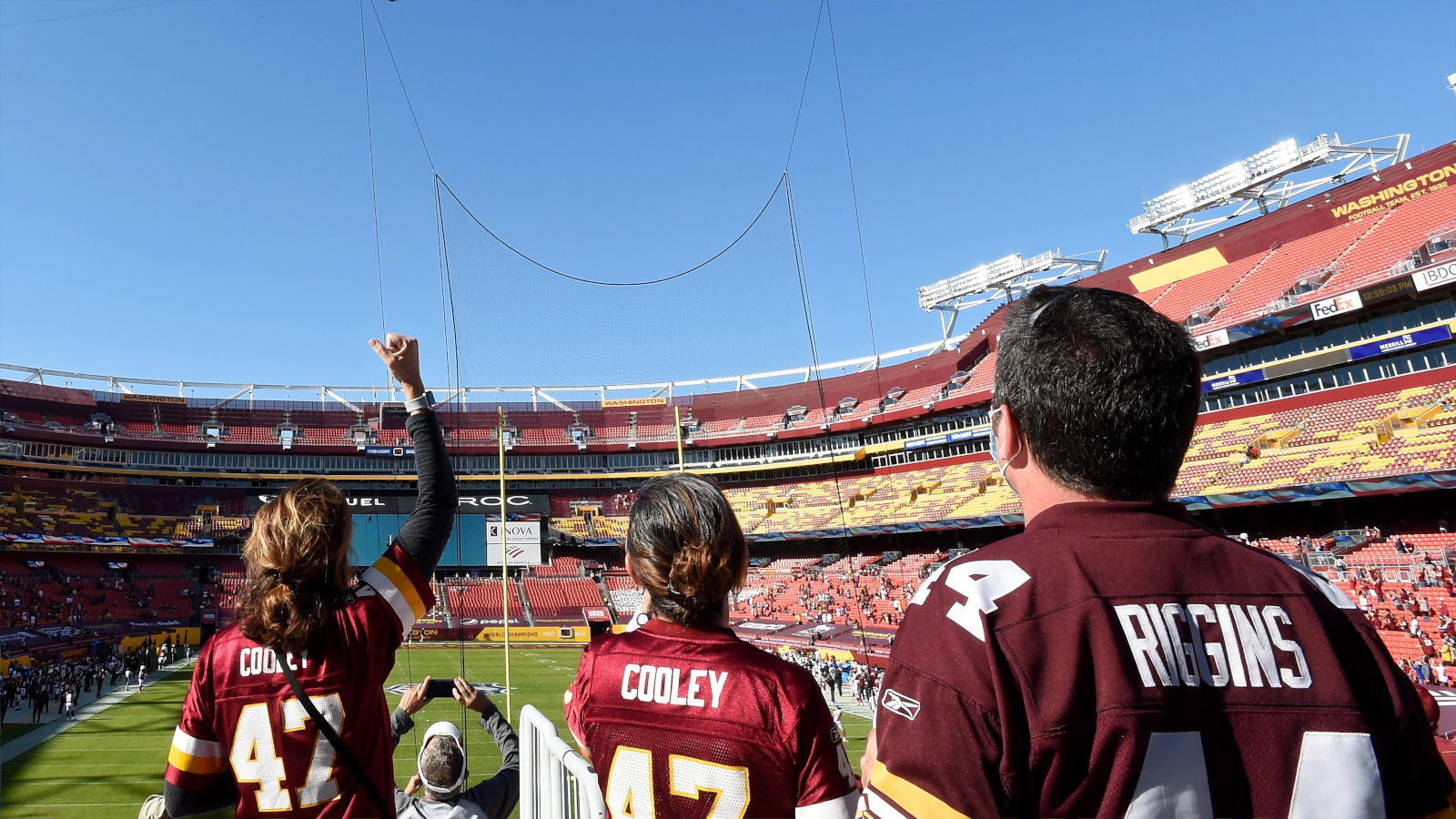 
                <strong>Platz 8: Washington Football Team</strong><br>
                Preis für eine Dauerkarte in der günstigsten Kategorie: 690 Dollar.
              