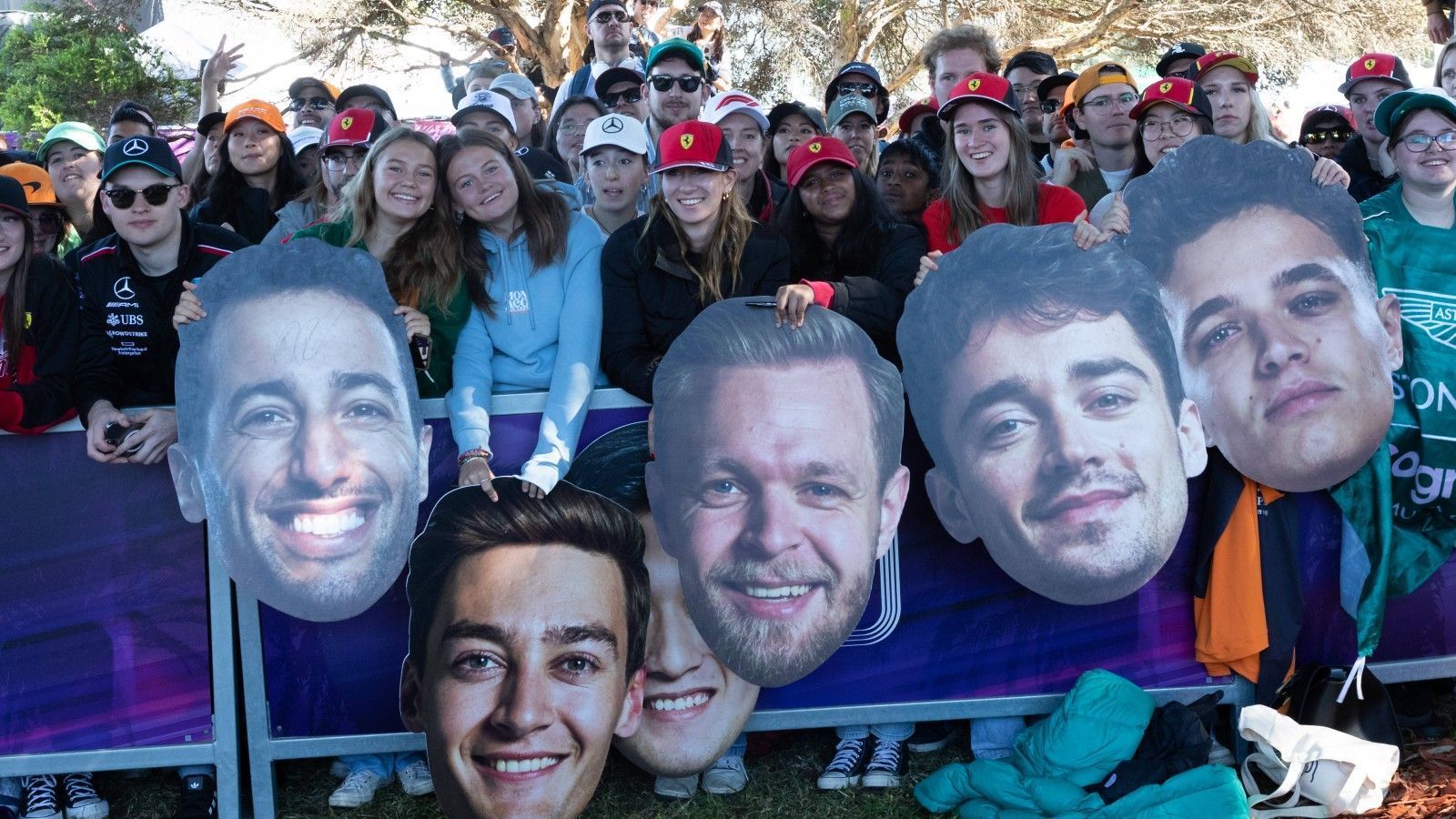 
                <strong>Gewinner: Fans in Melbourne</strong><br>
                Am gesamten Rennwochenende zog es knapp 450.000 Fans in den Albert Park in Melbourne - für die Veranstalter ein voller Erfolg. Die gut 131.000 Zuschauer, die am Sonntag das Rennen verfolgten, bekamen für ihr Geld so richtig was geboten. Mehrere Unfälle, Trümmerfelder, Abschleppfahrzeuge, drei Rote Flaggen - selbstverständlich aber natürlich auch Rennaction und gute Manöver. Von einem langweiligen Grand Prix konnte wahrlich nicht die Rede sein.
              