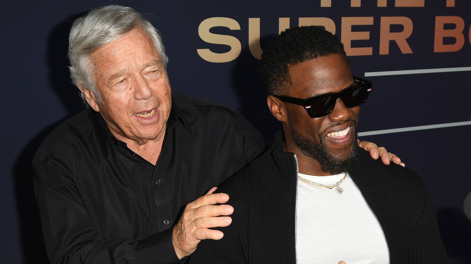 
                <strong>Patriots-Besitzer Robert Kraft und Schauspieler Kevin Hart</strong><br>
                Robert Kraft ist ein amerikanischer Milliardär. Der 80-Jährige ist zudem der Eigentümer des NFL-Teams New England Patriots. Kevin Hart ist ein amerikanischer Schauspieler und Stand-Up Comedian. 
              