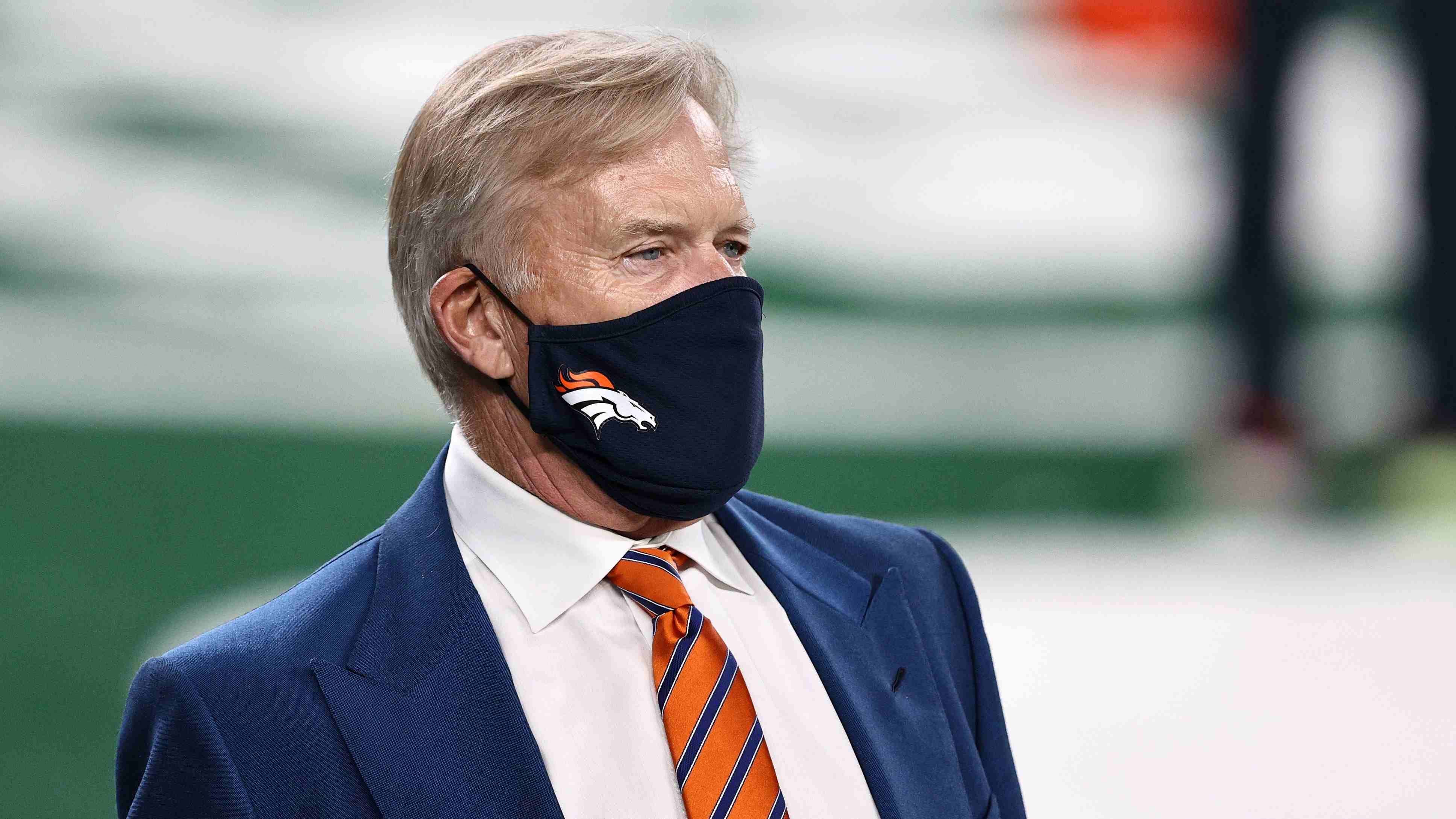 
                <strong>Denver Broncos schnappen sich den 4. Pick </strong><br>
                Obwohl die Denver Broncos immer wieder betonen, dass sie mit Drew Lock als Starting-Quarterback zufrieden sind, halten sich die Gerüchte um einen Trade beim Draft hartnäckig. Berichten von "ESPN" zufolge haben auch die Atlanta Falcons, die den 4. Pick halten, einen möglichen Tausch der Picks nicht grundsätzlich ausgeschlossen. Da die Falcons mit Matt Ryan bereits einen Quarterback haben, könnten sie den wertvollen Pick gegen den der Broncos eintauschen, die dann die Chance auf eines der Quarterback-Talente wie Justin Fields oder Trey Lance hätten.
              