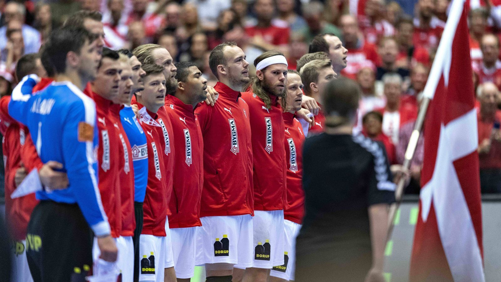 
                <strong>Dänemark: Mitgastgeber und Top-Favorit </strong><br>
                Der Mitgastgeber Dänemark hat alle bisherigen sieben WM-Spiele gewonnen und stellt somit die formstärkste Nationalmannschaft der Weltmeisterschaft. Der Olympiasieger von 2016 hat zehn Spieler aus der deutschen Bundesliga im 18er Kader - unter anderem das starke Torhüter-Gespann Niklas Landin (THW Kiel) und Jannick Green (SC Magdeburg). Dänemark gilt nicht nur aufgrund des Heimvorteils (das WM-Finale findet im dänischen Herning statt) als Top-Favorit. In dem Kader steckt viel Erfahrung auf europäischem Spitzenniveau. Prunkstück ist der Rückraum mit Top-Stars wie Mikkel Hansen, Rasmus Lauge oder Morten Olsen.
              