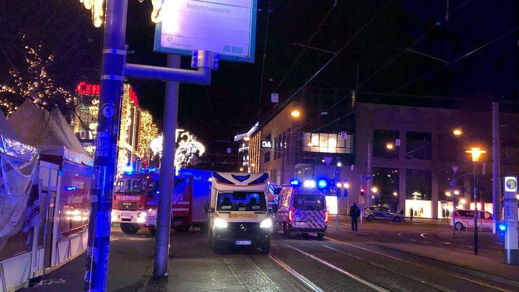 Einsatzkräfte von Rettungsdiensten , Polizei und Feuerwehr sind im Einsatz auf dem Weihnachtsmarkt in Magdeburg. Auf dem Weihnachtsmarkt in Magdeburg ist ein Autofahrer in eine Menschengruppe gefahren.
