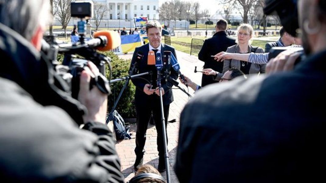 Der Bundesminister für Wirtschaft und Klimaschutz, Robert Habeck, spricht in Washington D.C. zu Medienvertreter:innen. Die Aufgabe von Journalist:innen besteht darin, die Gesellschaft unter anderem über politische Vorgänge zu informieren.