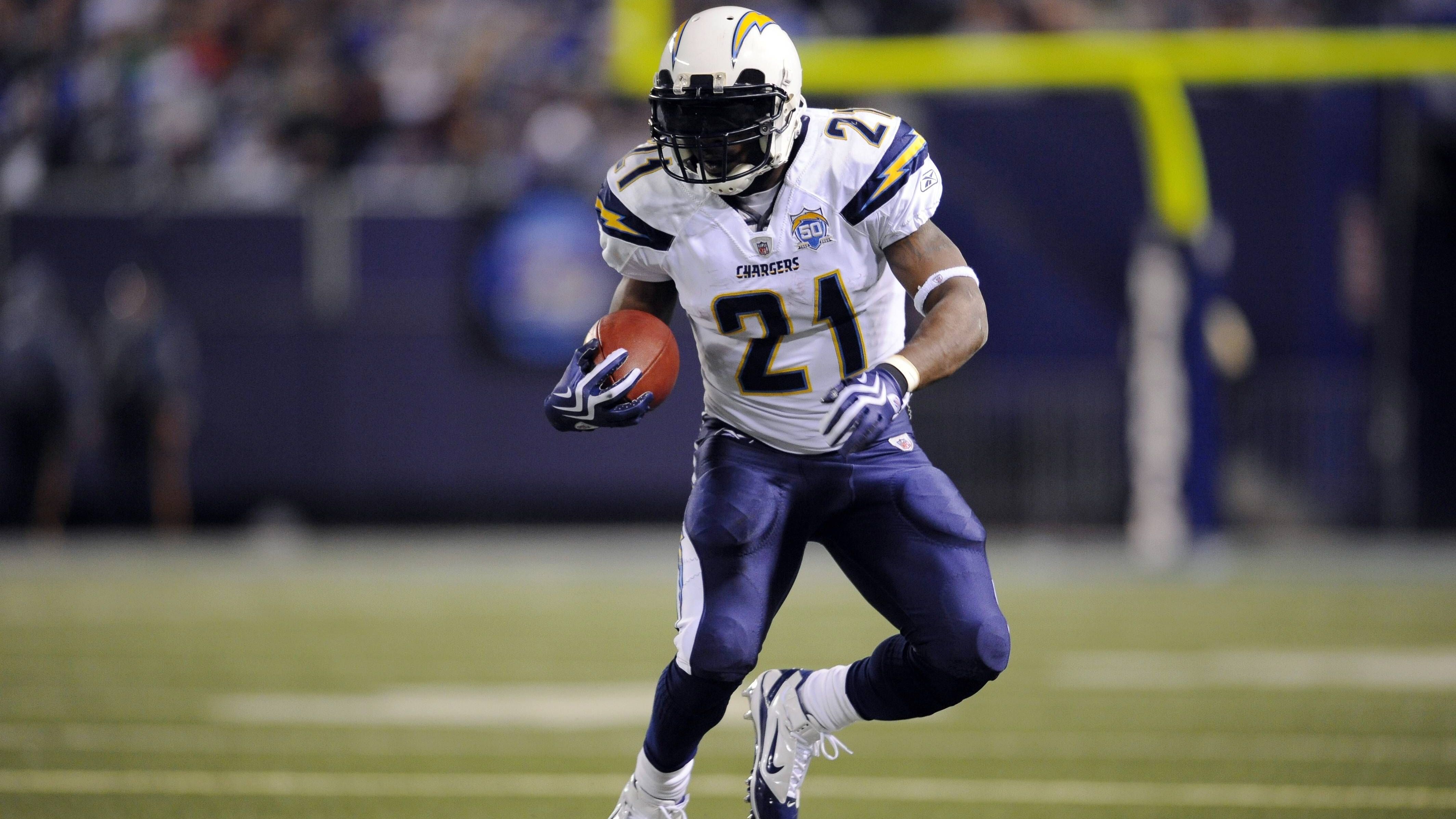 <strong>Running Back: LaDainian Tomlinson</strong><br>Fantasy-Football-Titel wurden damals so entschieden: Wer Tomlinson hat, gewinnt. In seiner Prime stand er bei 1.826 Total Yards und 18 Touchdowns im Saisonschnitt. 31 Touchdowns 2006 sind bis heute ein Rekord.<br><em>Bank:<br>- Adrian Peterson<br>- Derrick Henry<br>Knapp verpasst:<br>- Frank Gore<br>- Edgerrin James</em>