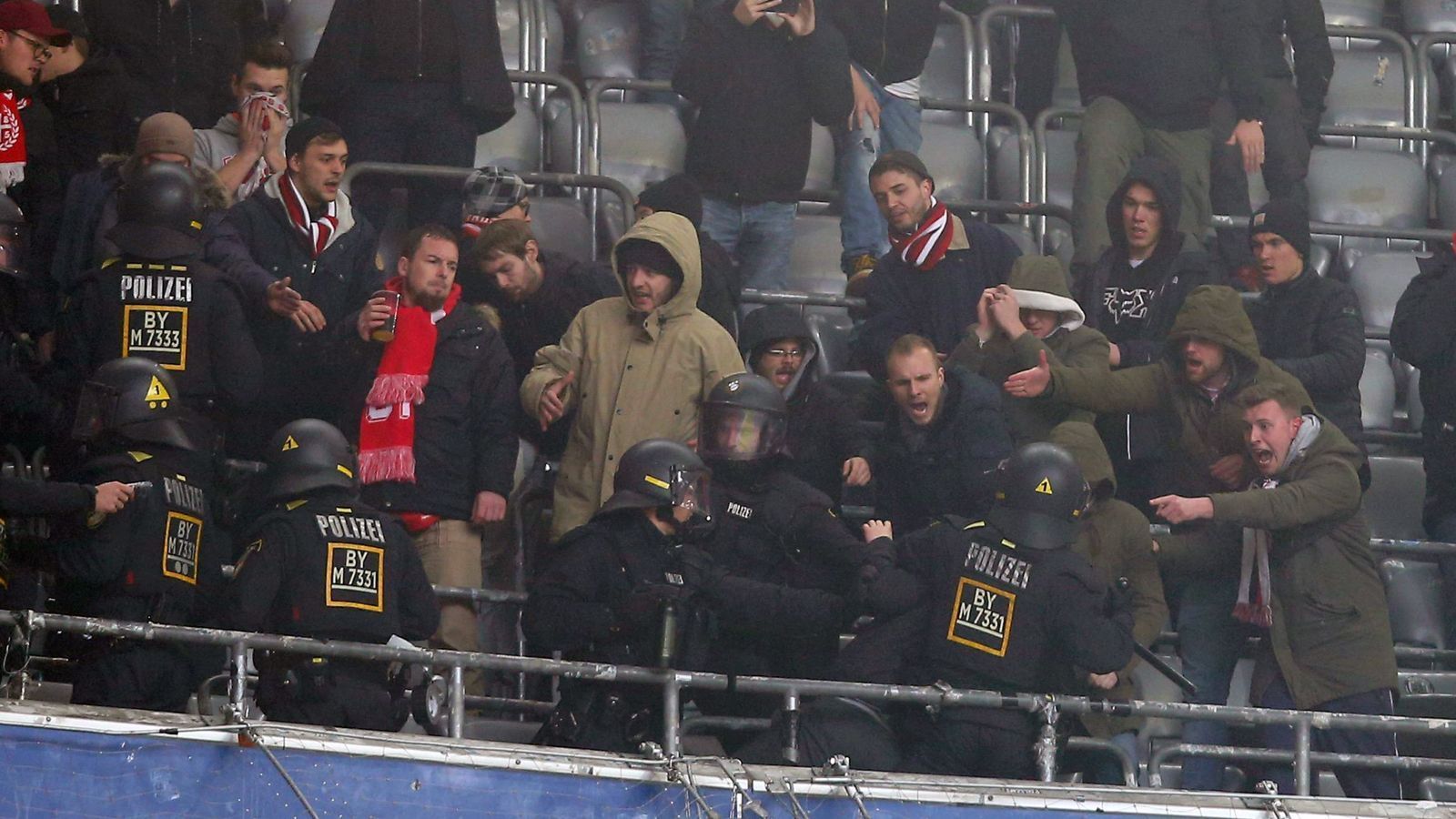 
                <strong>Fortuna-Fans prügeln sich mit der Polizei</strong><br>
                Rund eine Stunde vor Spielbeginn stürmten die Polizisten laut "Bild" den Gästeblock in der Münchner Allianz Arena, nachdem offenbar ein Ordner von den Anhängern der Düsseldorfer überrannt wurde.
              