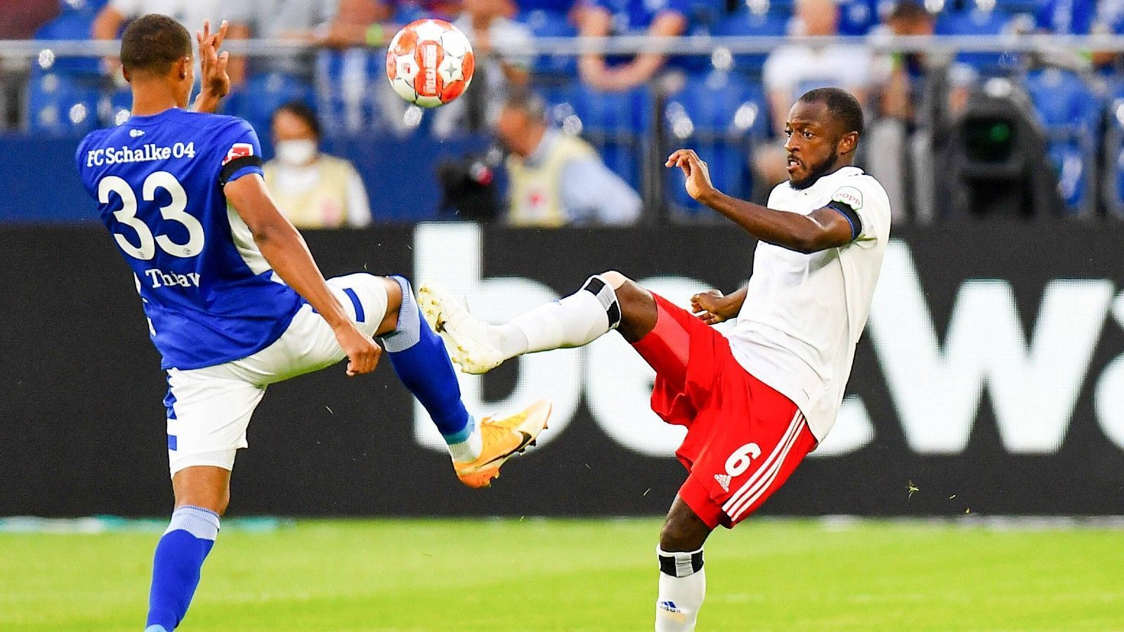 
                <strong>David Kinsombi (Hamburger SV)</strong><br>
                Das Mittelfeld-Ass ist lange Zeit nicht zu sehen. Mit seiner ersten richtigen Aktion holt er dann einen Elfmeter (27.) raus, der jedoch ungenutzt bleibt. Versucht das Spiel mit langen Bällen schnell zu machen - hier scheitert er häufig an der Genauigkeit. Seine kämpferische Leistung ist an diesem Abend tadellos. Verlässt in der 72. Minute das Feld. ran-Note: 3
              