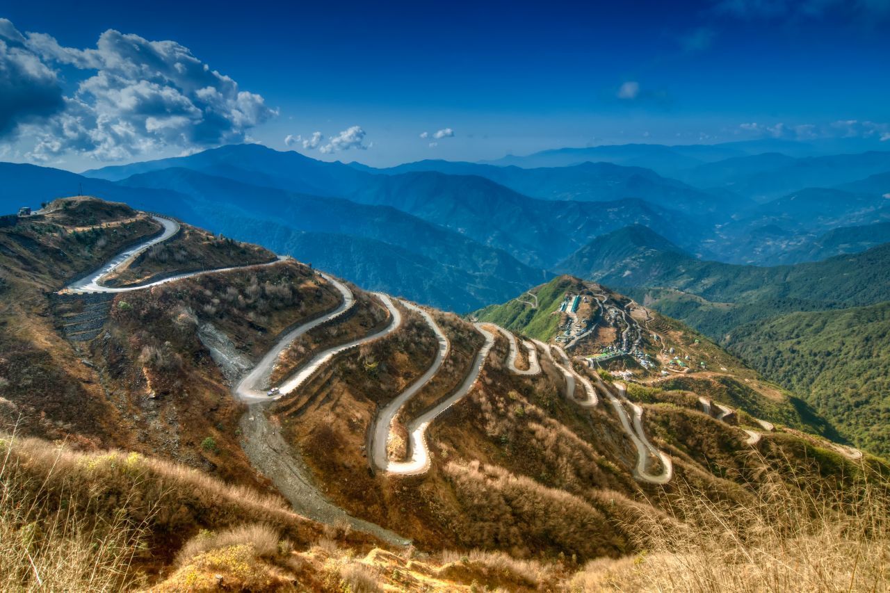 Die Landschaft in Sikkim ist zerklüftet. Es gibt meist nur kleine landwirtschaftliche Flächen.