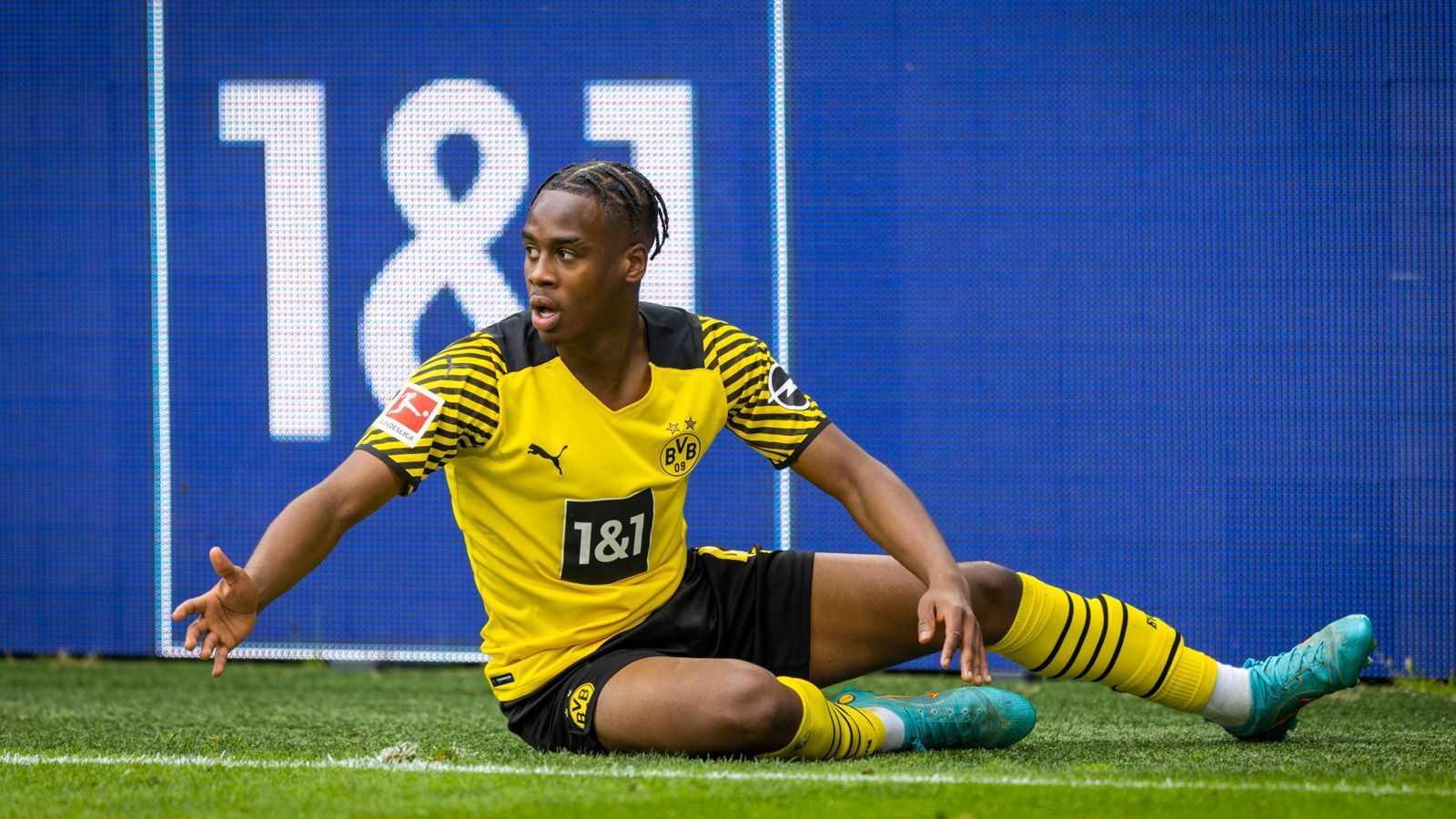 
                <strong>Borussia Dortmund: Jamie Bynoe-Gittens</strong><br>
                Der ein oder andere vergleicht ihn bereits mit Jadon Sancho. In den U-Mannschaften Borussia Dortmunds sorgte Jamie Bynoe-Gittens schon mächtig für Wirbel - dafür wurde er zum Ende der Saison auch mit den ersten Bundesliga-Einsätzen belohnt. Unter Dortmunds neuem alten Coach Edin Terzic werden die Karten neu gemischt, gut möglich also, dass der Engländer für den Profikader des BVB eingeplant wird. Nach dem Abgang Erling Haalands ist bei der Borussia ohnehin einiges zu kompensieren - auch wenn durch die Verpflichtung von Salzburgs Karim Adeyemi dafür bereits der erste Schritt gemacht wurde.
              