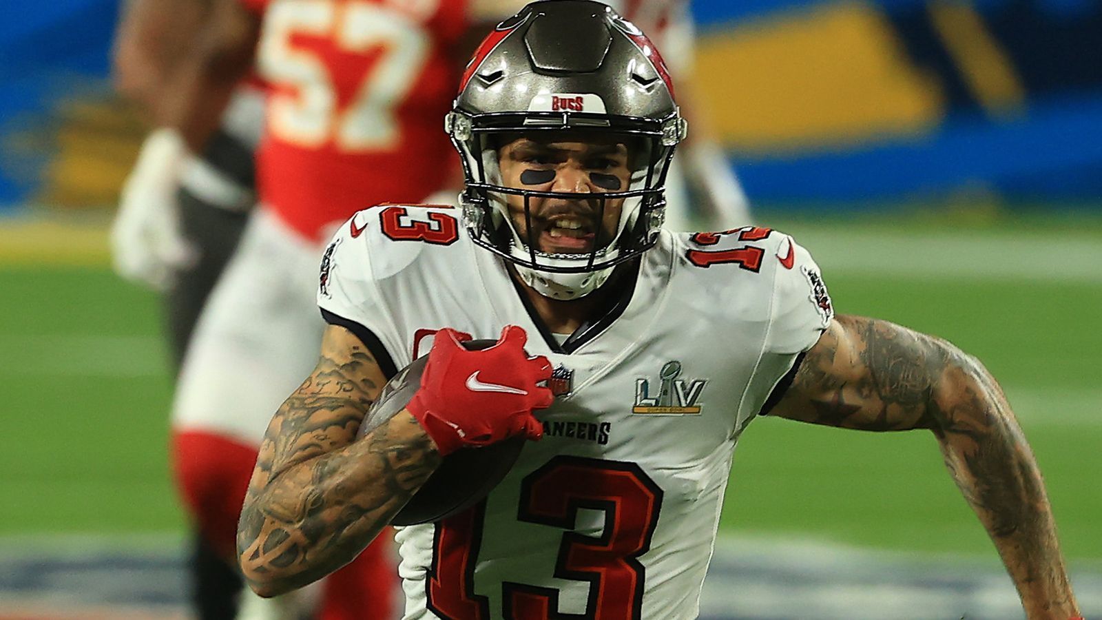 
                <strong>7. Mike Evans (Tampa Bay Buccaneers)</strong><br>
                "Er war schon D.K. Metcalf, bevor es D.K. Metcalf überhaupt gab", zitiert ESPN einen namentlich nicht genannten AFC Coordinator. Tatsächlich ist Evans eine echte Maschine. Schnell, groß, schwer, mit stabil hohen Zahlen seit vielen Jahren. 109 Pässe warf Tom Brady in der Saison 2020 auf Evans, 28 Prozent davon brachten mehr als 20 Yards Raumgewinn, 13 führten zu Touchdowns.
              