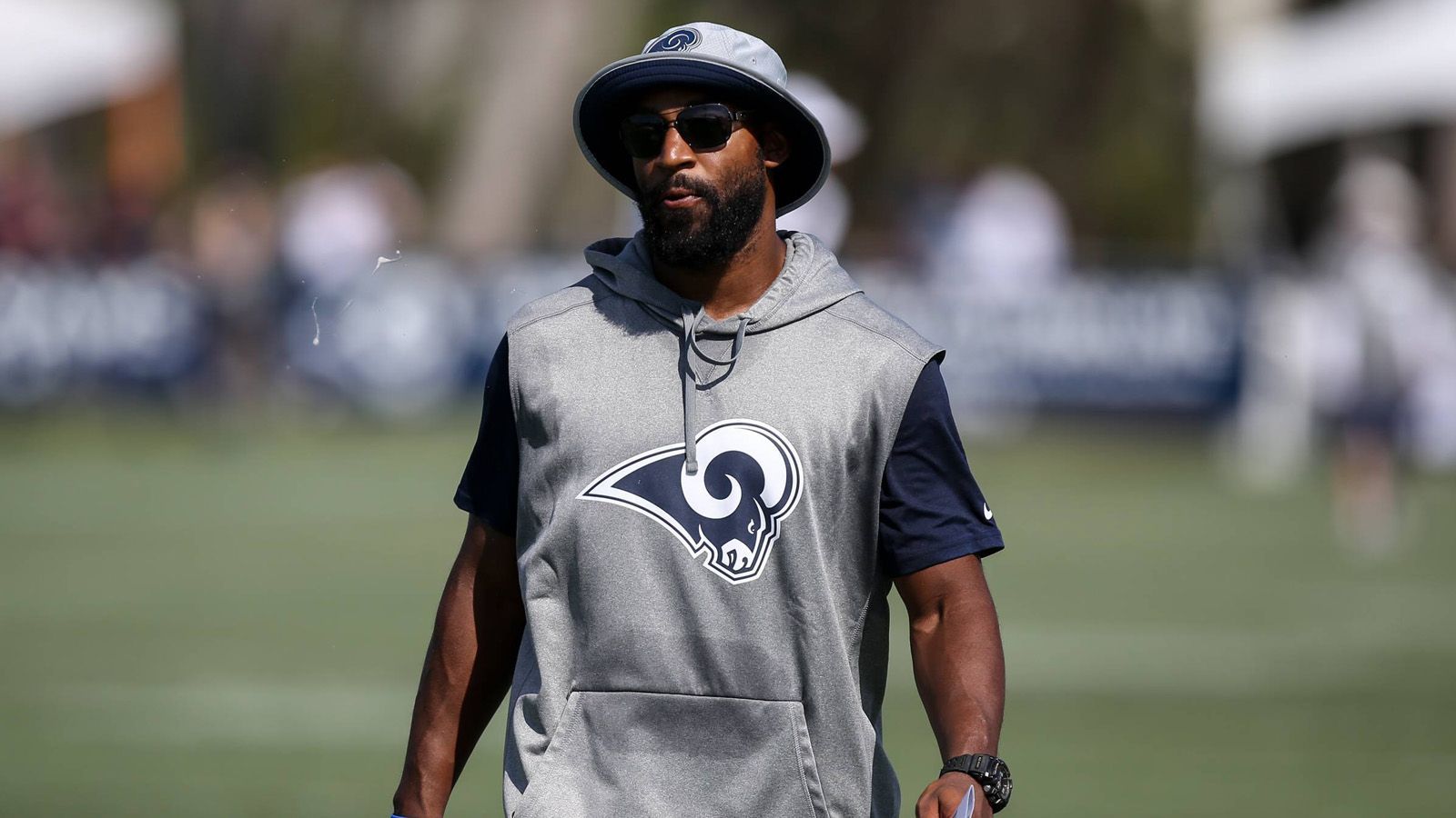 
                <strong>Aubrey Pleasant - Cornerbacks Coach</strong><br>
                War bei seinem Amtsantritt in der NFL noch für die Offensive zuständig. Nach seiner Zeit bei den Browns und der ersten Saison bei den Redskins wechselte er in die Defensive. 2016 war bei dem Team aus Washington Schluss für Pleasant, er ging nach Los Angeles und half Defensive Coordinator Wade Phillips, seinen Plan umzusetzen. Pleasant coachte Troy Hill in dieser Saison zu zwei Interceptions, Marcus Peters zu drei und implementierte die Fähigkeiten von Routinier Aqib Talib, aggressiv zu verteidigen, perfekt in die Mannschaft.
              