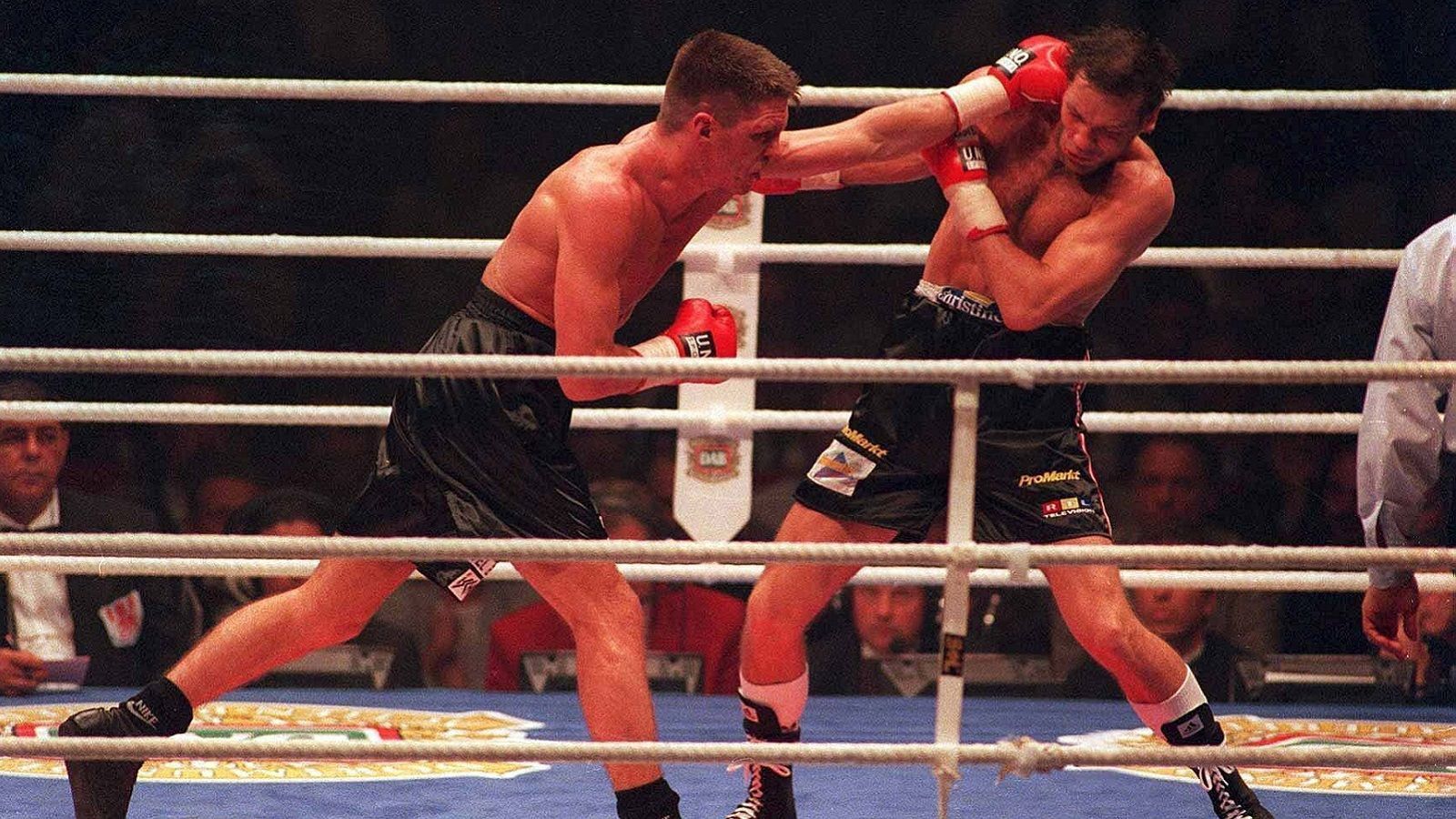 
                <strong>Rocchigiani vs. Henry Maske, 27. März 1995, Dortmund</strong><br>
                Auch gegen den deutschen Star-Boxer Maske kassiert Rocchigiani eine umstrittene Punktniederlage. Er klingelt den IBF-Weltmeister zweimal an und schlägt ihn in der letzten Runde sogar nieder. Bei der Verkündung des Urteils kann sich Maske kaum auf den Beinen halten, aber die Punktrichter sehen ihn vorne, weil Rocchigiani ihrer Meinung zwischenzeitlich "zu inaktiv" ist.
              