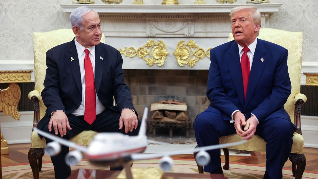 US-Präsident Donald Trump trifft sich am 7. April 2025 mit dem israelischen Premierminister Benjamin Netanjahu im Oval Office des Weißen Hauses in Washington, USA. 
