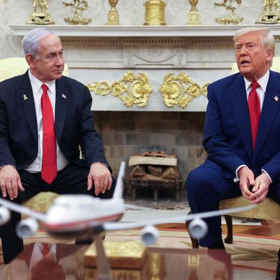 US-Präsident Donald Trump trifft sich am 7. April 2025 mit dem israelischen Premierminister Benjamin Netanjahu im Oval Office des Weißen Hauses in Washington, USA. 