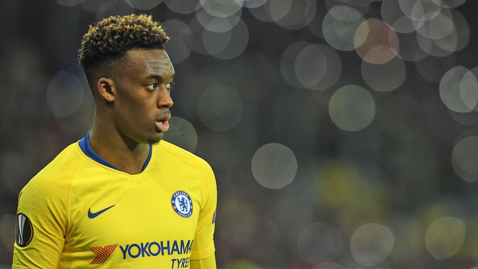 
                <strong>Callum Hudson-Odoi (FC Chelsea)</strong><br>
                Der FC Chelsea will Offensiv-Juwel Callum Hudson-Odoi wohl auf keinen Fall in diesem Sommer gehen lassen. Wie die "Times" berichtet, hat der Klub dem Youngster bereits mitgeteilt, dass man ihn nach der Saison nicht verkaufen werde. Die "Blues" wollen den englischen Nationalspieler angeblich auch dann in London halten, wenn Hudson-Odoi seinen bis Sommer 2020 laufenden Vertrag nicht verlängern sollte. Die Millionensumme, die sich Chelsea bei einem Nicht-Verkauf im kommenden Transferfenster durch die Lappen gehen lässt, wolle man wohl in Kauf nehmen - für neue Stars könnte der Premier-League-Klub die Kohle aufgrund der Transfersperre ja eh nicht ausgeben. Der FC Bayern München soll weiterhin großes Interesse an dem jungen Linksaußen haben, zuletzt wurden auch der FC Liverpool und Borussia Dortmund mit Hudson-Odoi in Verbindung gebracht. (Quelle: Times, Sportbild)
              