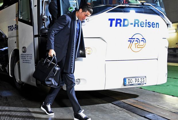 
                <strong>Die Männer-Handtasche des Cristiano R.</strong><br>
                So wie Cristiano Ronaldos Handtäschchen. Sehr edel, aber wo sind die typischen Fußballtaschen hin, die nach verschwitzen Klamotten und nach Fußschweiß müffelnden Stollenschuhen riechen? Aber dieses Bild bietet noch mehr...
              