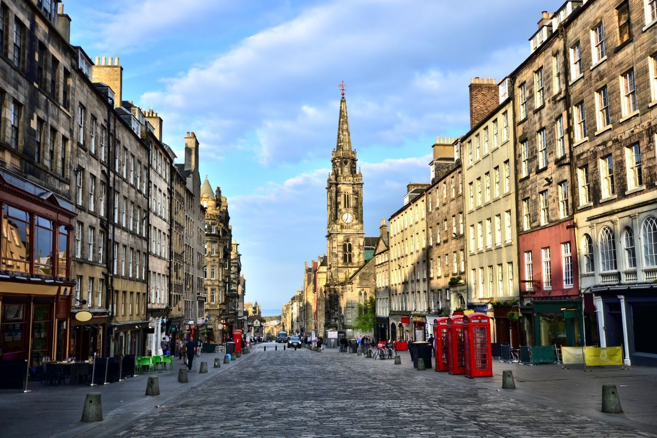 Die Royal Mile in der Altstadt ist tatsächlich etwa 1 schottische Meile (rund 1,8 Kilometer) lang. Sie reicht vom Edinburgh Castle bis zum Holyrood Palace. Wer die Prachtstraße entlang schlendert, kommt an Kirchen, Parlaments-Gebäuden, Läden, Restaurants, Cafés, Pubs, Straßenkünstler:innen und Dudelsack-Spielern vorbei. Einige der historischen Häuser beherbergen Museen, im Huntly House befindet sich das Museum of Edinburgh. E