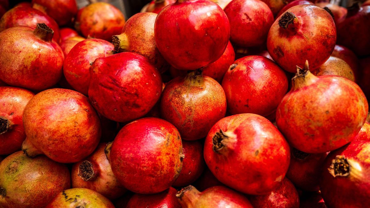 Granatäpfel auf einem Obstmarkt in Italien