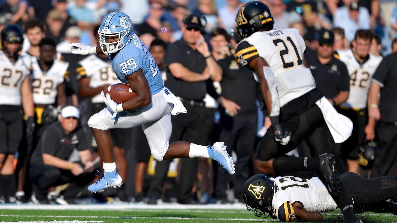 
                <strong>Javonte Williams (North Carolina)</strong><br>
                Javonte Williams (li.) steigerte sich in den vergangenen Jahren kontinuierlich und lieferte 2020 mit 1140 Rushing Yards und 19 Touchdowns seine beste Saison im Trikot der North Carolina Tar Heels ab. Zwar könnte der 20-Jährige noch eine weitere Saison am College verbringen, doch der Schritt in die NFL scheint nicht zu früh. Williams' Qualitäten liegen vor allem im Durchbrechen der gegnerischen Tackles, außerdem gilt er als dynamischer Läufer mit einer guten Beschleunigung. Er könnte in der zweiten Runde von Board gehen.
              