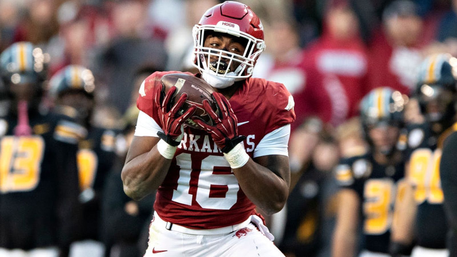 
                <strong>22. Pick: Green Bay Packers - Treylon Burks (Arkansas), WR</strong><br>
                Wie immer: du brauchst den Wide Receiver. Mal sehen, ob sie dieses Mal es machen. So früh Treylon Burks (auch über Skyy Moore) zu picken, scheint ein Risiko, aber sein Speed matcht zu Rodgers-Würfen. Geheimtipp.Die Draft Needs der Packers: WR, Edge, OL
              