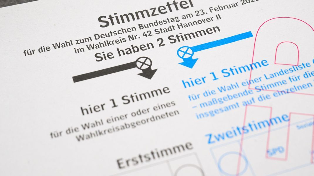 Ein Stimmzettel für die Bundestagswahl 2025 liegt als Muster in der Briefwahlstelle im Neuen Rathaus.