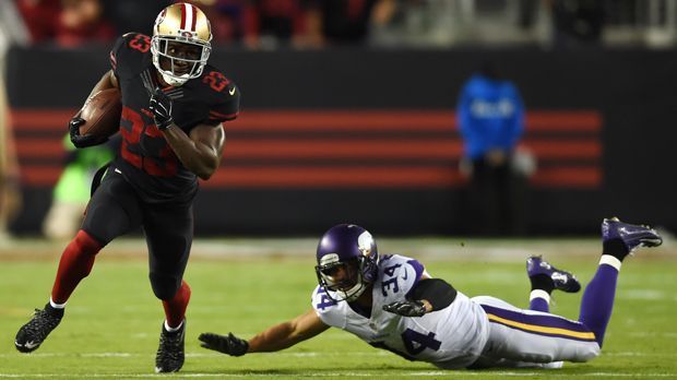 
                <strong>Reggie Bush</strong><br>
                Reggie Bush: Der Running Back ist nach seinem einjährigen Gastspiel bei den San Francisco 49ers wieder zu haben. Nach zwei enttäuschenden Spielzeiten will der einstige Heisman-Trophy-Gewinner wieder richtig aufdrehen. Fragt sich nur, wo. Seine erfolgreichste Spielzeit liegt bereits fünf Jahre zurück. 2011 erzielt er 1086 Rushing Yards und sechs Touchdowns. Dass er auch fangen kann, bewies er in seiner Rookie-Saison, als er sich Pässe für 742 Yards schnappte.
              