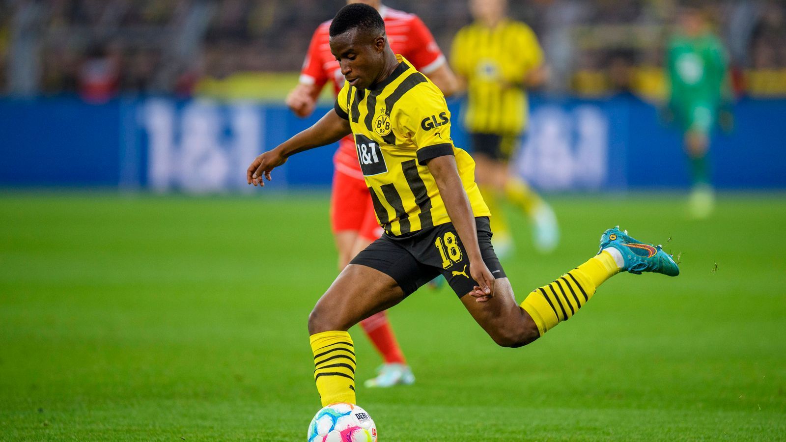 
                <strong>Youssoufa Moukoko</strong><br>
                Der Teenager fungiert als zentrale Anspielstation in der Offensive, ist aber zumeist eng gedeckt. Kommt in der ersten Hälfte kaum zur Geltung, unterstreicht seine Aufstellung in der Startelf aber durch einen schönen Treffer zum 1:2. Allgemein agiert der U21-Nationalspieler sehr engagiert. ran-Note: 2
              