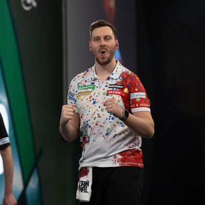 Florian Hempel jubelt nach seinem Sieg gegen Dimitri van den Bergh bei der Darts-WM.