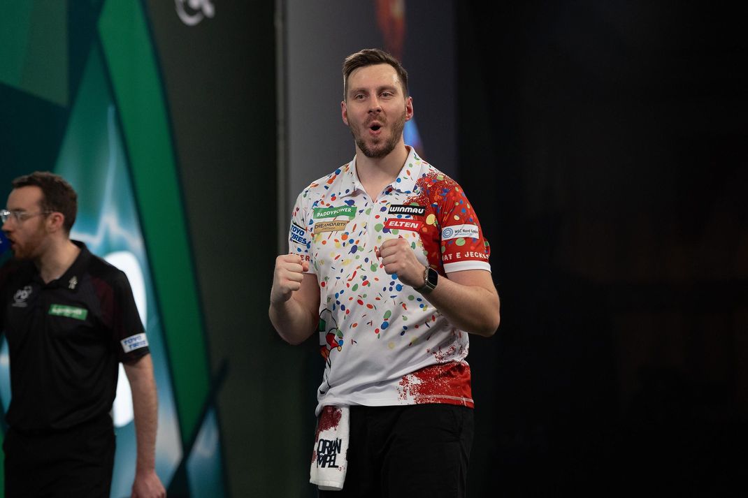 Florian Hempel jubelt nach seinem Sieg gegen Dimitri van den Bergh bei der Darts-WM.