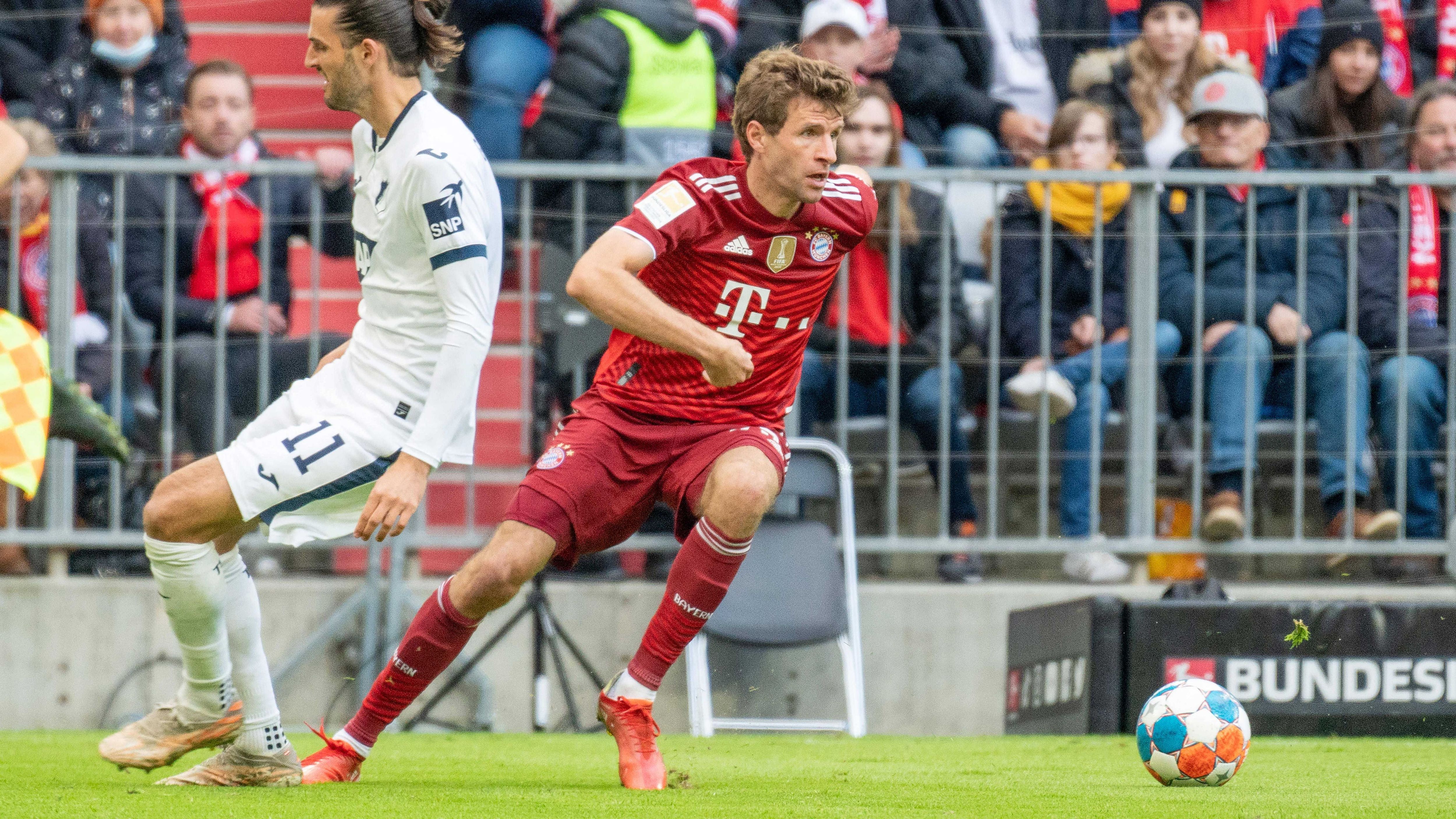 
                <strong>Thomas Müller</strong><br>
                Einmal mehr war Müller für die Hoffenheimer Abwehr nicht zu greifen und mit seinen Tricks, Dribblings und seiner Übersicht ein ständiger Unruhefaktor. Zeigte sich vor dem 2:0 extrem durchsetzungsstark und legte Lewandowski so den Treffer auf. ran-Note: 2
              