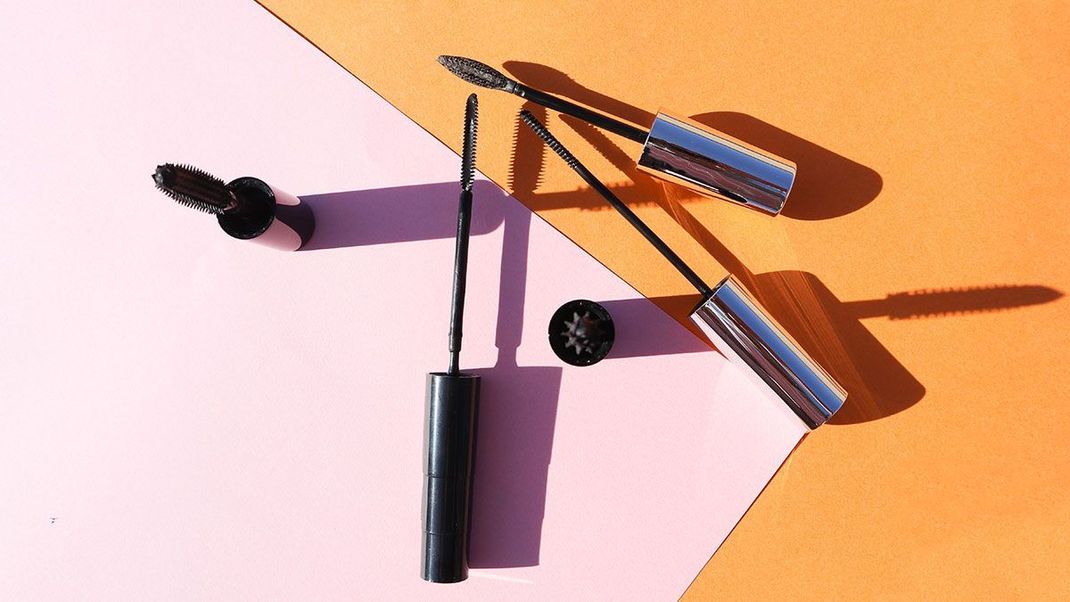 Worauf kommt es beim Auftragen von Mascara an und was sollte unbedingt beachtet werden? Überzeuge dich von unseren Beauty-Tipps und probiere unsere Hacks am Besten selbst zuhause aus – du wirst Augen machen, mit der perfekten Mascara! 