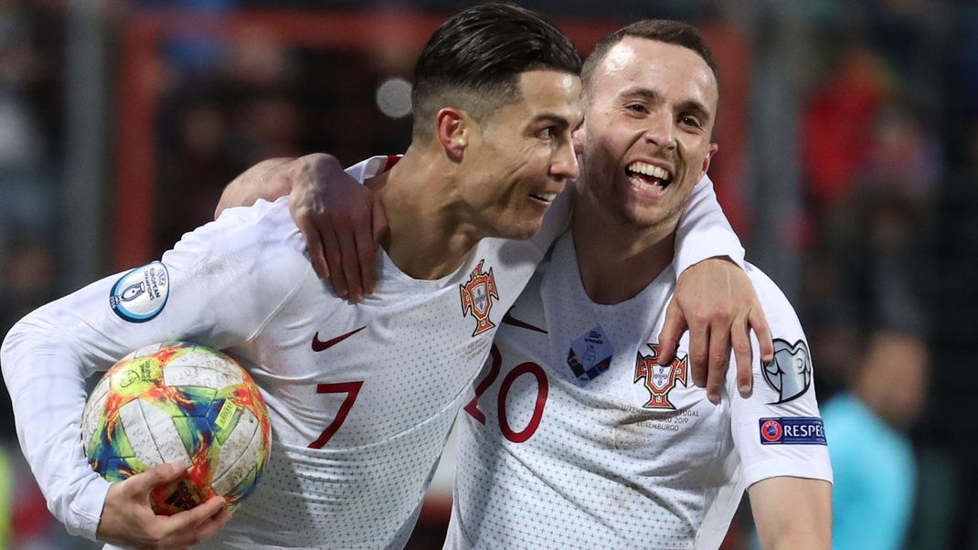 Cristiano Ronaldo (links) reagierte bestürzt auf den Tod seines Teamkollegen Diogo Jota.