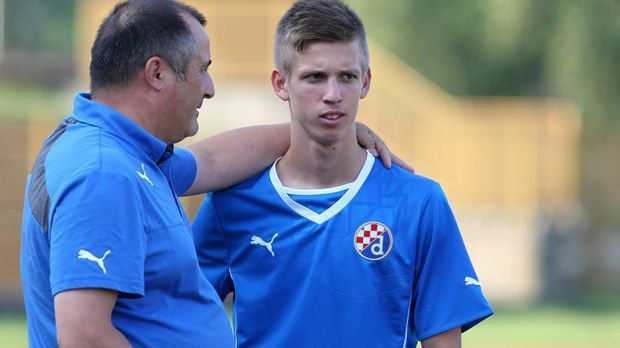 
                <strong>Dani Olmo (Dinamo Zagreb)</strong><br>
                Dani Olmo (Dinamo Zagreb). Der Spanier stammt aus der berühmten Jugend-Akademie des FC Barcelona. Dort erkannten die Talent-Scouts von Dinamo Zagreb sein Potenzial. Anschließend wurde der Rechtsaußen vom kroatischen Meister verpflichtet. Für die spanische U17 läuft er regelmäßig auf.
              