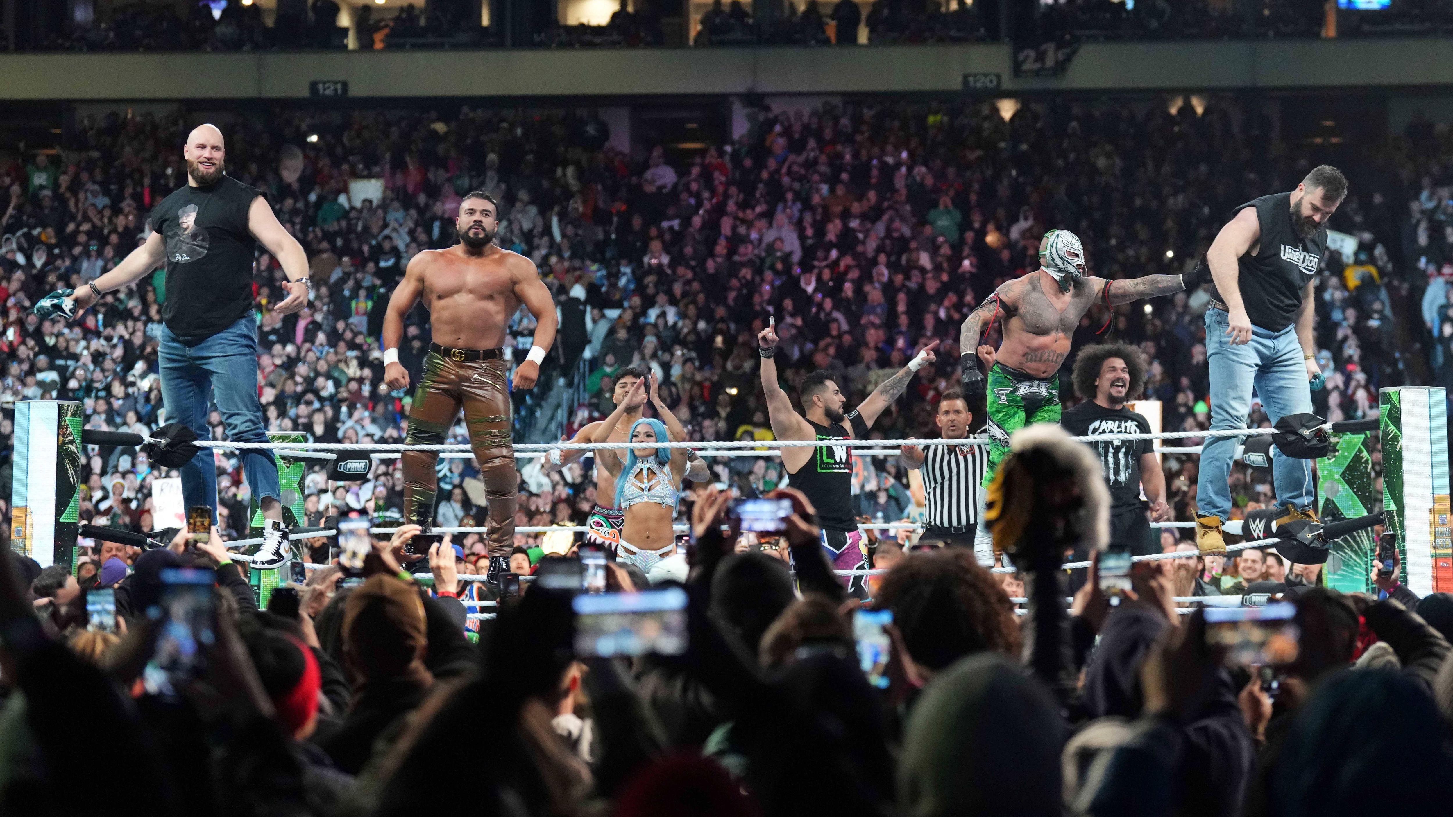 <strong>Jason Kelce und Lane Johnson rocken WrestleMania XL</strong><br>Was war das für ein Auftritt! Beim WrestleMania-Heimspiel in Philadelphia griffen Ex-Eagles-Center Jason Kelce (r.) und Offensive Tackle Lane Johnson (l.) in einen Kampf ein und <a href="https://www.ran.de/sports/american-football/nfl/news/wrestlemania-grosser-auftritt-fuer-jason-kelce-359531">verhalfen Wrestling-Legende Rey Mysterio zum Sieg über seinen rebellischen Sohn Dominik.</a>