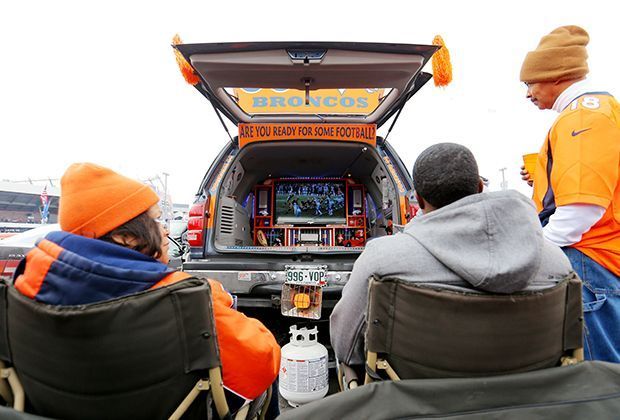 
                <strong>Indianapolis Colts vs. Denver Broncos</strong><br>
                Und wenn schon nicht im Stadion, dann eben davor. Die Fans beim obligatorischen Tailgaiting. Das gehört zum Football wie der Truthahn an Thanksgiving.
              