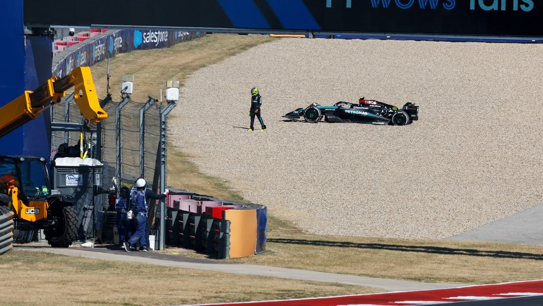 Ende eines kurzen Arbeitstags: Lewis Hamilton entfernt sich von seinem im Kiesbett gestrandeten Mercedes