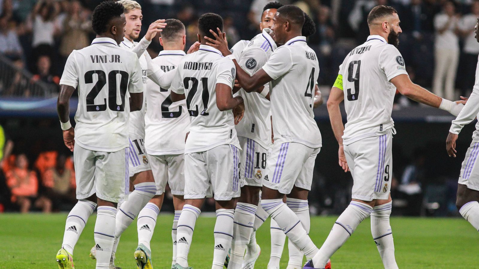 
                <strong>Platz 5: Real Madrid</strong><br>
                Fünf Teams haben in dieser Saison bisher punktemäßig eine weiße Weste gewahrt. Das "schwächste" davon war Real Madrid. Die Königlichen hatten eigentlich in all ihren drei Auftritten ihre Probleme, trotz des Torverhältnisses von 7:1. Beim 3:0 im Celtic Park zu Glasgow war vor allem die Atmosphäre sowie das unnachgiebige Pressing der Gastgeber lange Zeit ein Problem für Real. Beim 2:0 gegen Leipzig machten die Sachsen dem Team von Carlo Ancelotti das Leben lange schwer, ehe Valverde kurz vor Schluss buchstäblich den Dosenöffner gab. Beim 2:1 gegen Shakthar Donetsk scheiterten die Blancos bei über 30 Torschüssen eher an sich selbst. Dass bei dieser Blanz jedoch noch Luft nach oben bei Toni Kroos und Co. ist, ist eher eine schlechte Nachricht für alle anderen als für Real.
              