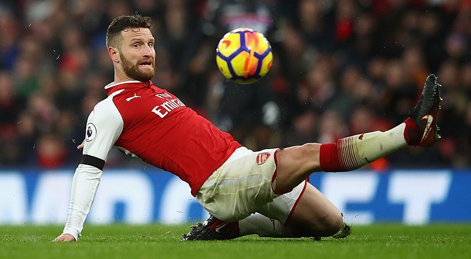 
                <strong>Shkodran Mustafi</strong><br>
                Obwohl Mustafi bei Arsenal eine feste Größe in der Innenverteidigung ist, spielt er wie die gesamte Mannschaft der Londoner nicht seine beste Saison. Die Quittung dafür kam im Zuge einer Nichtnominierung für die Tests gegen Spanien und Brasilien. Mustafi braucht dringend ein paar starke Spiele, um als Allrounder noch in den Kader zu rutschen.
              