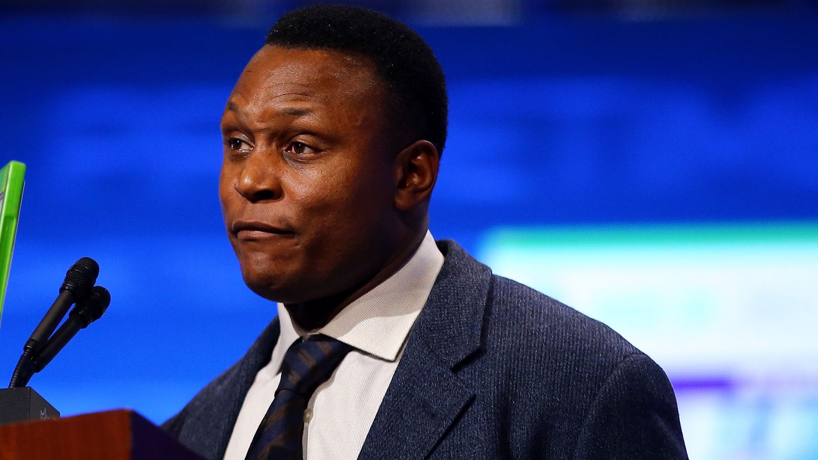 <strong>1997: Barry Sanders (Running Back, Detroit Lions)</strong><br>In dem Jahr gab es zwei MVPs! Einmal Sanders und gleichzeitig Quarterback Brett Favre. Neben Simpson und Eric Dickerson war Sanders erst der dritte RB, der über 2000 Rushing Yards in einer Saison hinlegte.