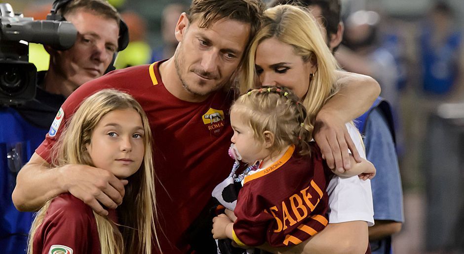 
                <strong>Der tränenreiche Abschied das Francesco Totti</strong><br>
                Totti und seine drei Mädels.
              