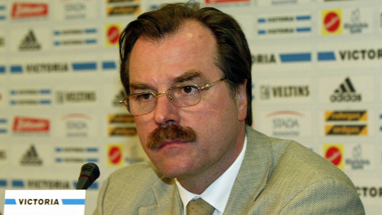
                <strong>FC Schalke 04: Das war die Ära von Clemens Tönnies</strong><br>
                Tönnies kam als Hoffnungsträger, er wollte das Erbe seines mit nur 42 Jahren verstorbenen Bruders Bernd fortsetzen, der im Februar 1994 zum Schalker Präsident gewählt wurde, aber im Juli desselben Jahres an den Folgen einer Nierentransplantation verstarb. Am Sterbebett soll Bernd seinem Bruder Clemens das Versprechen abgenommen haben, sich künftig um Schalke zu kümmern. Genau das tat Clemens Tönnies auch. Schon in seiner ersten Saison als Aufsichtsrats-Boss durfte Tönnies mit den Schalkern im Mai 2002 den Titel im DFB-Pokal bejubeln - es sollte eine der wenigen Trophäen in der Ära des nunmehrigen Ex-Bosses der Gelsenkirchener bleiben. 
              