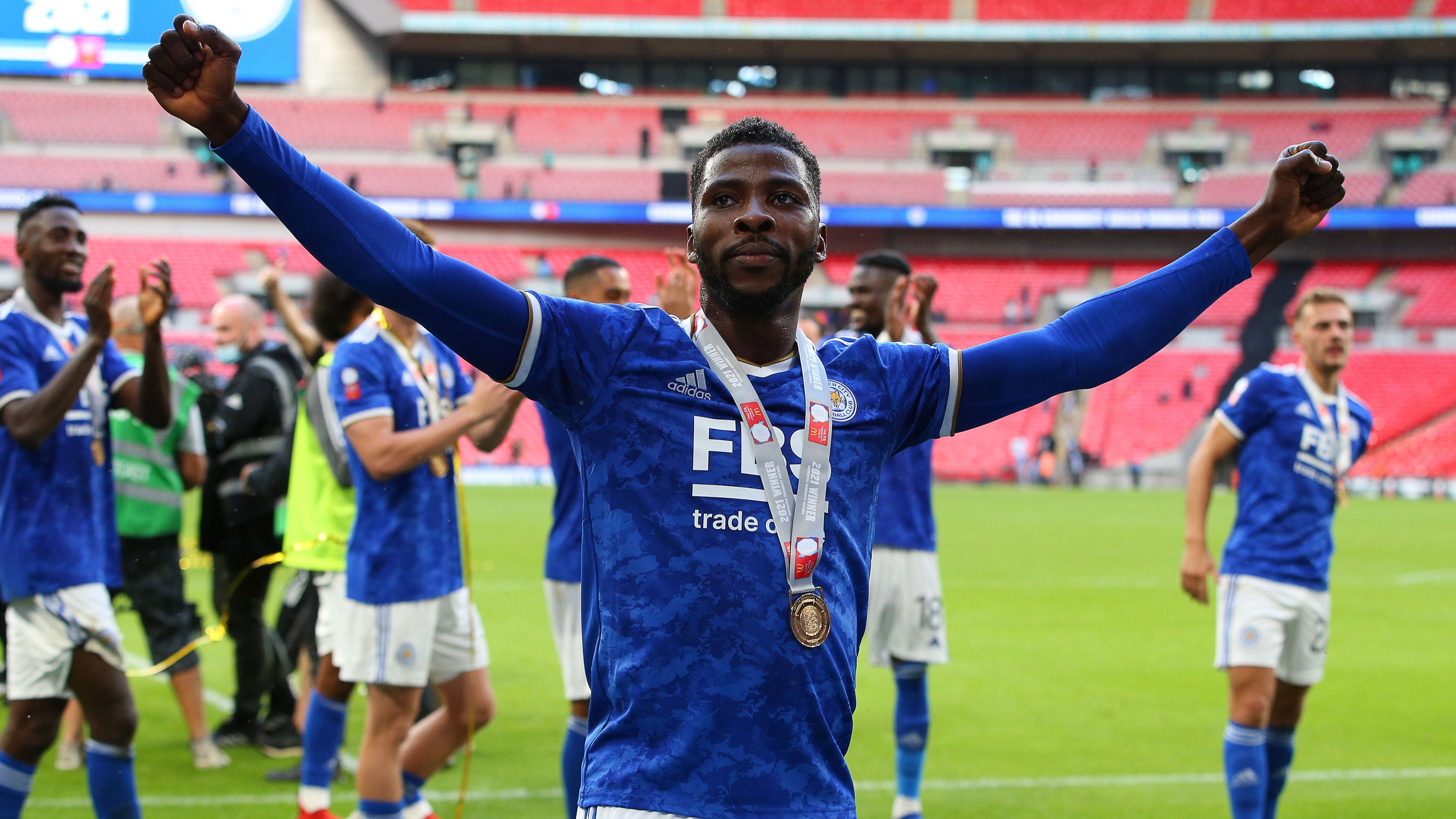 
                <strong>Leicester City</strong><br>
                Der Fünftplatzierte des Vorjahres sicherte sich im FA Community Shield den ersten Titel der Saison, Matchwinner beim 1:0-Erfolg gegen ManCity war Angreifer Kelechi Iheanacho. Neben dem Nigerianer und Jamie Vardy stürmt von nun an Patson Daka, der für 30 Millionen Euro aus Salzburg geholt wurde. Für das defensive Mittelfeld kam Boubakary Soumare, vergangene Saison Stammspieler beim französischen Meister OSC Lille. Ansonsten kann Coach Brendan Rodgers nahezu auf dasselbe Personal zurückgreifen wie in der Vorsaison ...
              