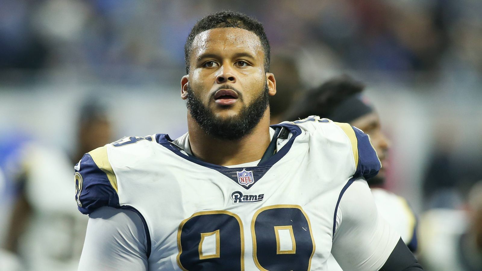 
                <strong>Platz 8: Aaron Donald</strong><br>
                Team: Los Angeles RamsPosition: Defensive TackleGarantiertes Gehalt: 86,9 Millionen Dollar
              