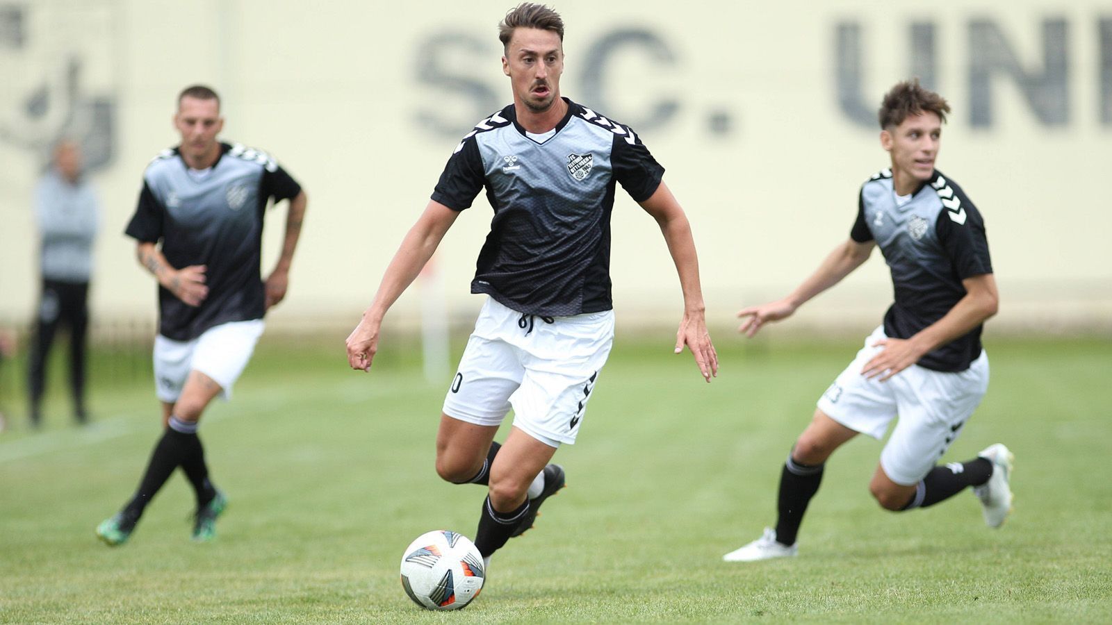 
                <strong>Pokal-Spezialist Linus Meyer traf gegen Bayern München</strong><br>
                Teutonia hat einen Spezialisten für Pokalspiele im Kader. Der 30-jährige Linus Meyer bestritt bereits fünf Spiele im DFB-Pokal. Im August 2018 traf er mit dem SV Rödinghausen auf Dynamo Dresden, erzielte ein Tor und feierte schlussendlich nach der Verlängerung einen 3:2-Triumph. In der 2. Runde war der FC Bayern München der Gegner. Meyer gelang dabei ein Tor gegen Manuel Neuer, indem er den Anschlusstreffer zum 1:2 erzielte. Dies war auch der Endstand.
              